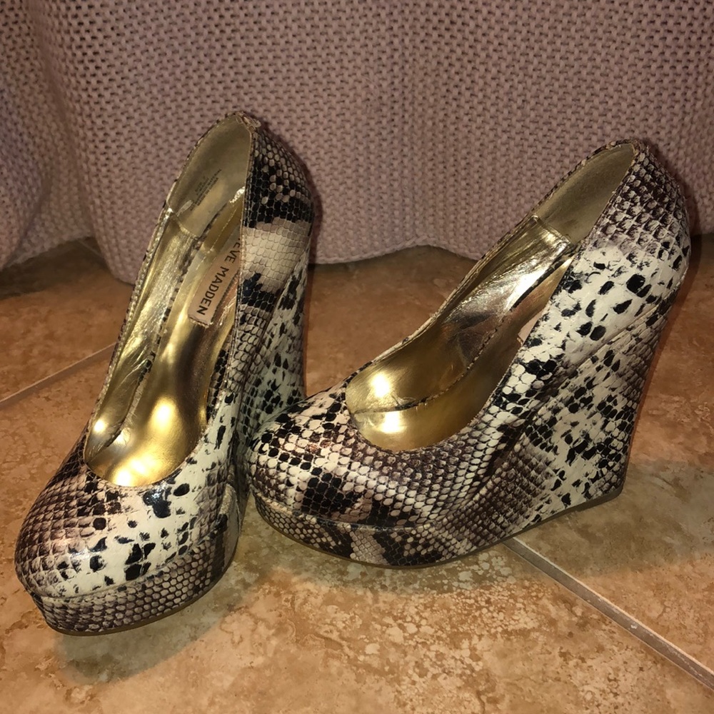 Steve Madden 7 P-Mardi Python print wedges